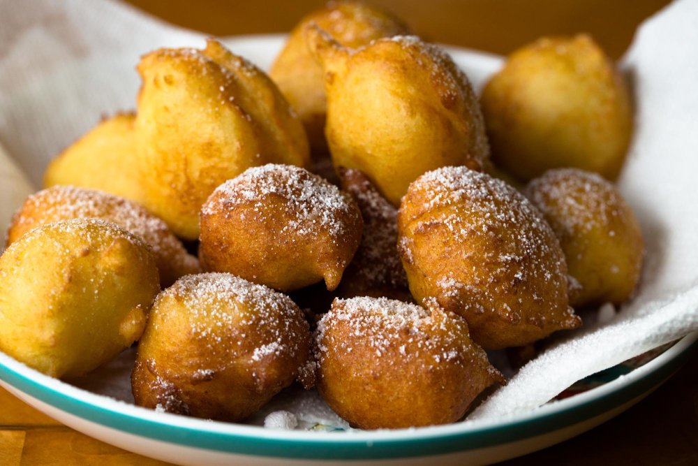 Bolinho de Chuva Fofinho: Tradição da Tarde Chuvosa em Forma de Doce